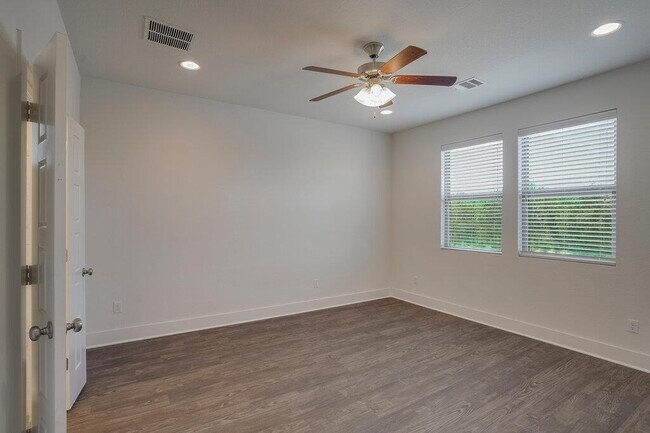 Building Photo - 9102 Moonstone Dr
