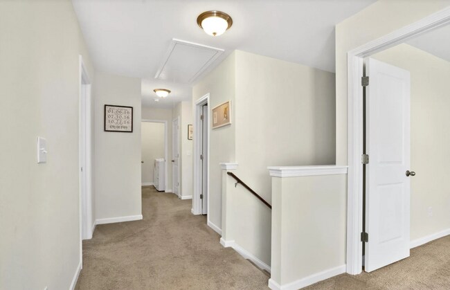 Building Photo - Spacious 3/2.5 Home in Simpsonville!