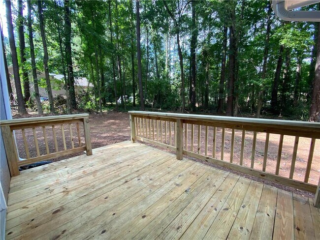 Building Photo - 2012 Oakwood Dr