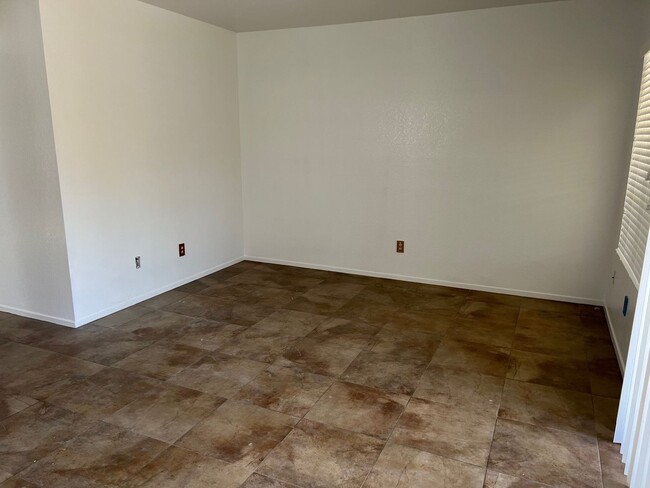 Building Photo - Nice 3 Bedroom 2 Bath Single Story