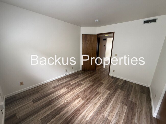 Building Photo - 529 Laine St