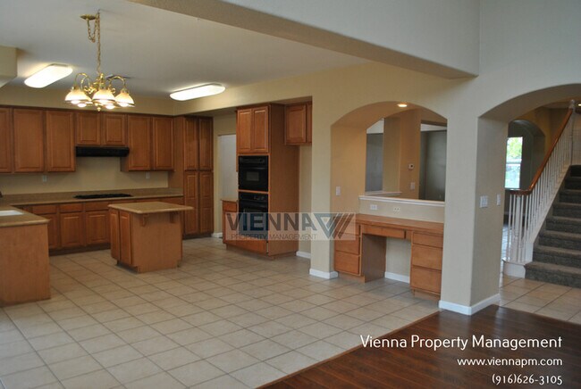 Building Photo - Beautiful 4 Bedroom + Study in Desirable Neighborhood