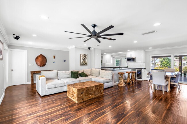 Building Photo - 2471 NE 46th St