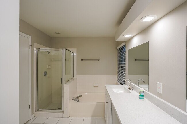 Building Photo - 5208 Oceanside Ct