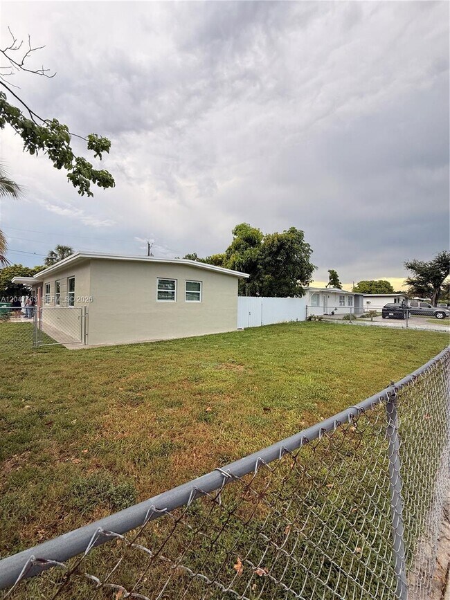 Building Photo - 10555 SW 32nd St