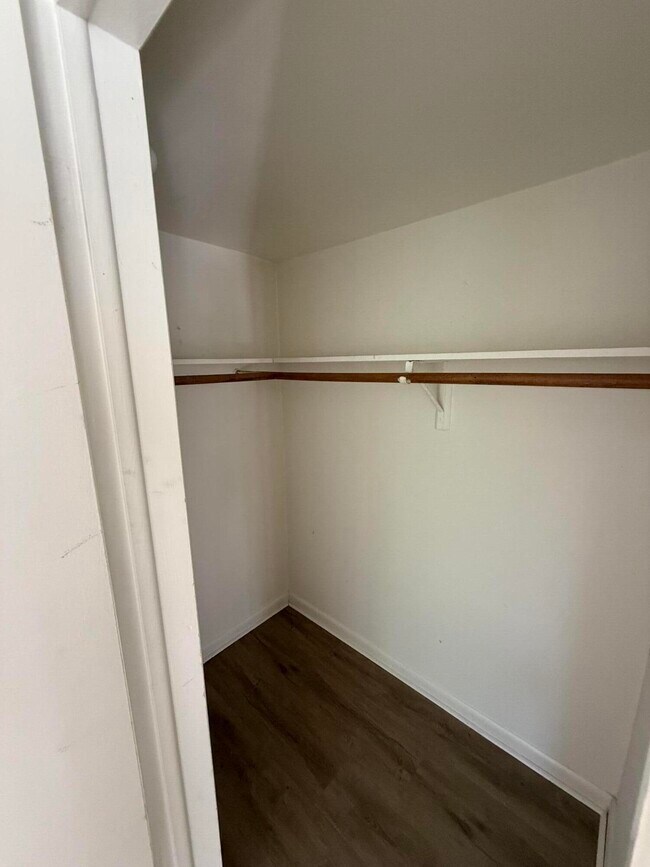 Building Photo - 2613 NE 28th Ct