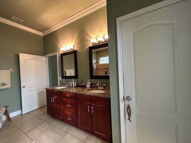 Building Photo - Elegant 3/2 in Oakmont