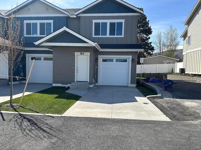 Building Photo - 910 Poplar Ave