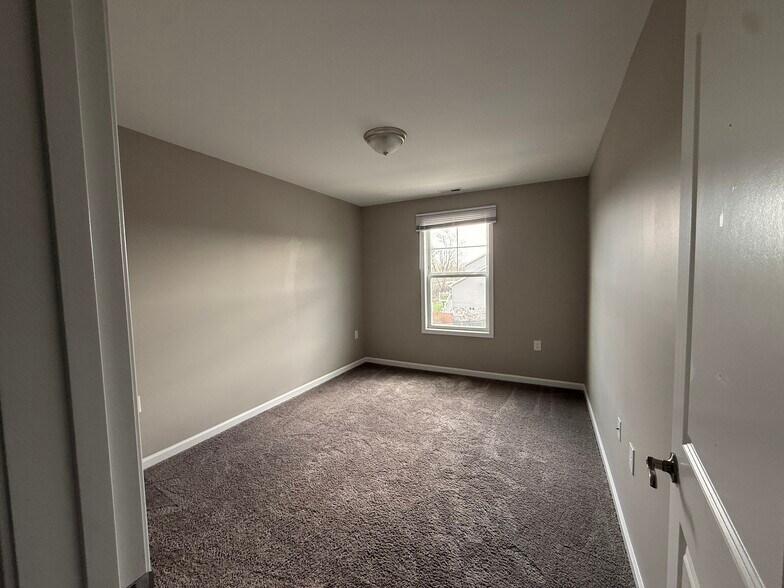 Building Photo - 270 Mabdarin Dr