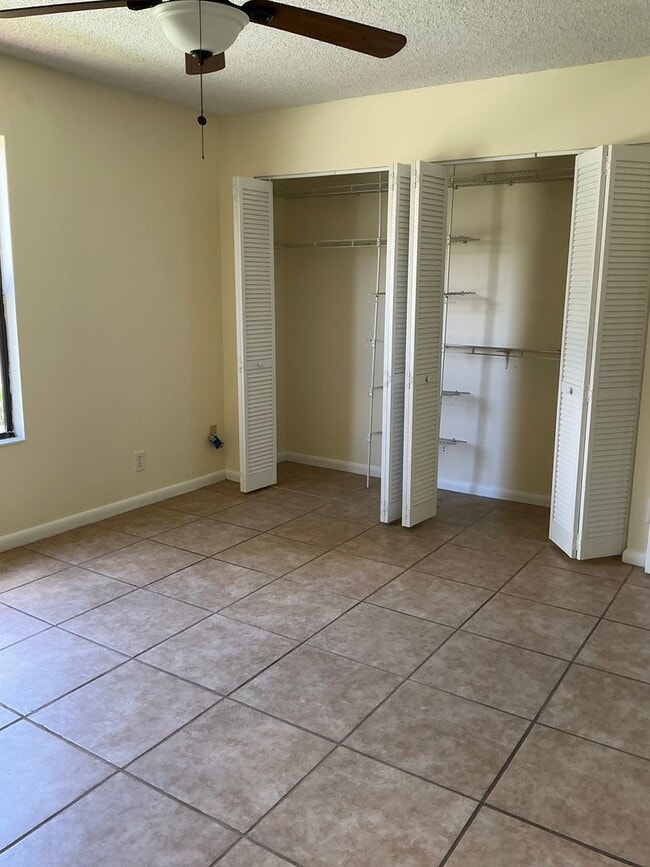 Building Photo - Surrey Woods Rental  2/2