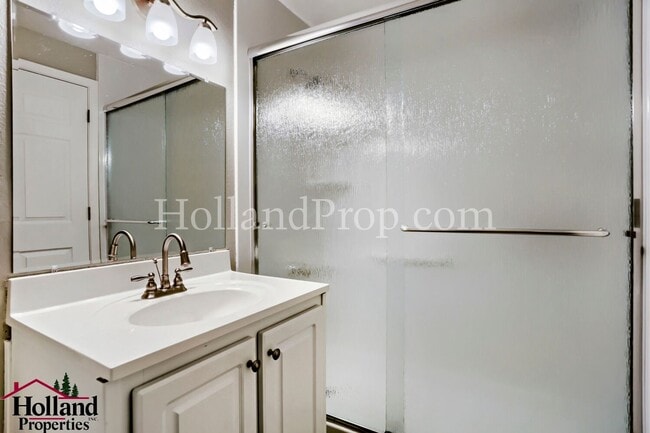 Building Photo - Beautiful 2-Bedroom Condo with a Garage!