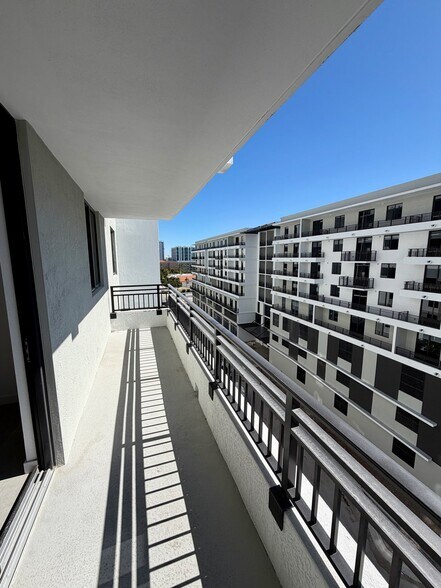 Building Photo - 1940 Van Buren St