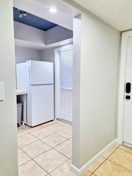 Building Photo - 3300 NE 10th Ter