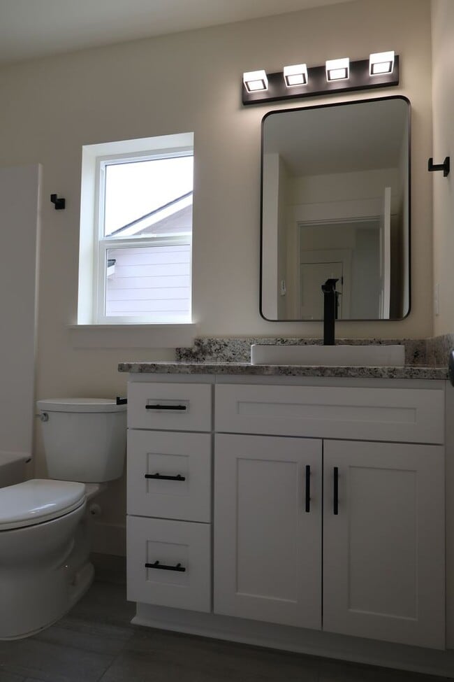 Building Photo - Seven Oaks Luxury Duplexes - New, Light, Bright, and Spacious!!