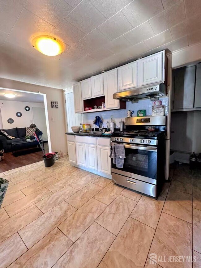 Building Photo - 136 Broad St