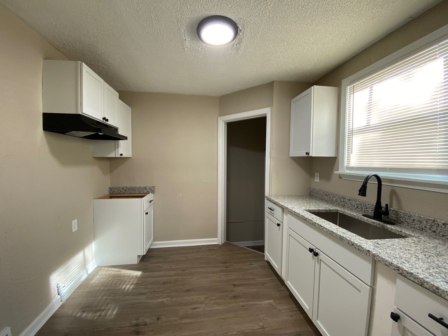 Building Photo - This beautifully updated 3-bedroom, 1-bath single-family home is ready for move-in!