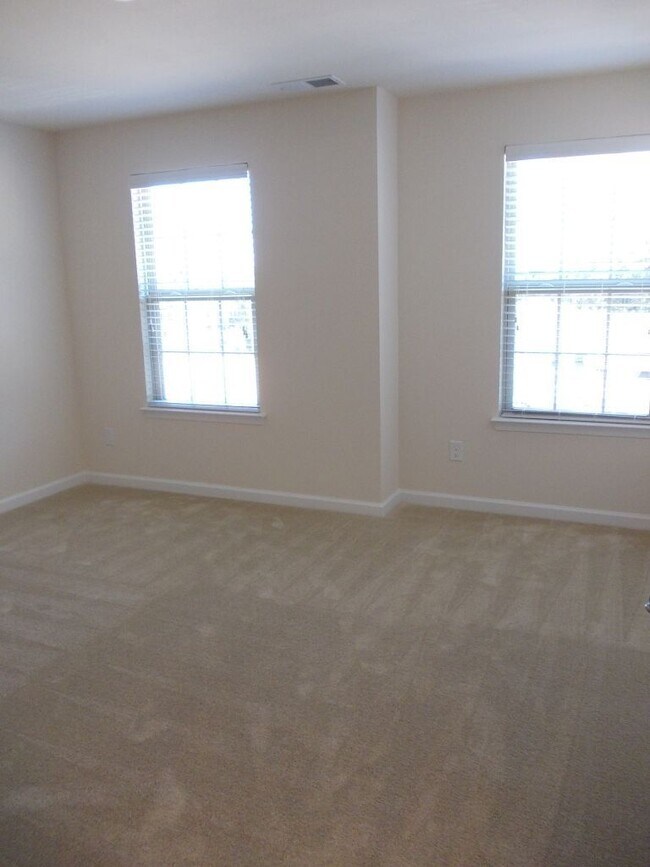 Building Photo - Convenient 3 Bed, 2.5 Bath Townhome near U...