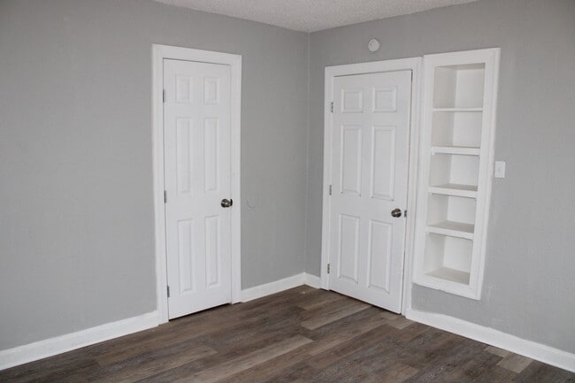 Building Photo - Updated cute and cozy 2bedroom 1 bathroom ...