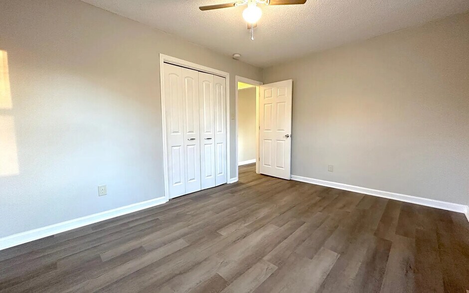 Building Photo - Room in Apartment on S Blount St