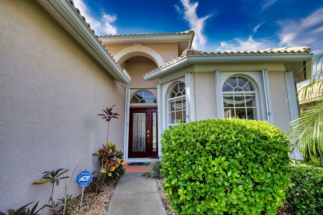 Building Photo - Seasonal Short-Term Single Family Pool Home in Pelican Pointe Golf & Country Club!