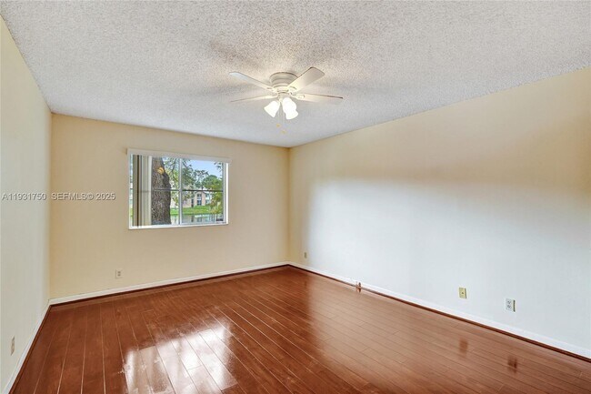 Building Photo - 9833 Westview Dr