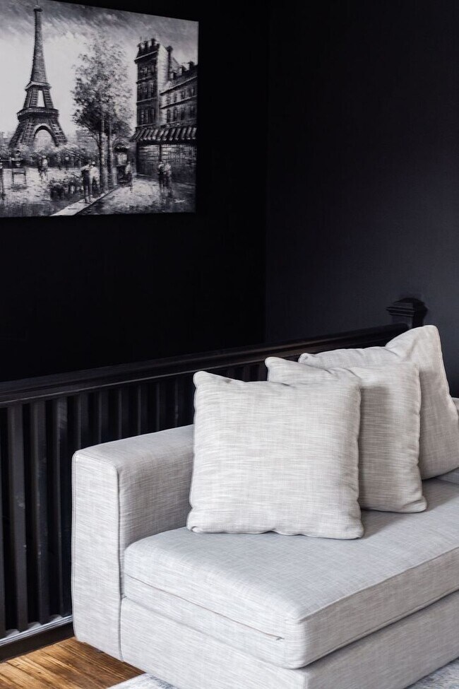 Building Photo - 220 W Chestnut St