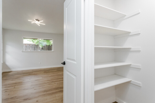 Building Photo - 3761 High Vista Dr