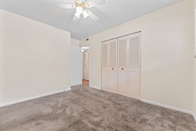 Building Photo - 2 bedroom 1 bath unit for rent in the High...