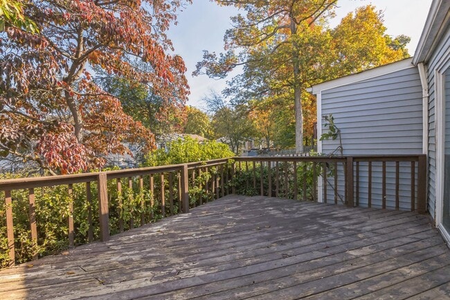 Building Photo - Bright and spacious 4Bd/2.5Bth haven located in a peaceful cul-de-sac!