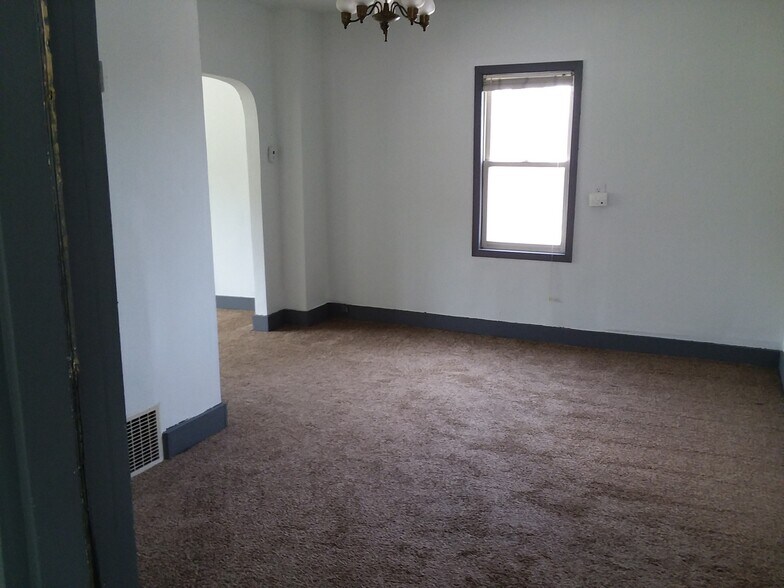 Sitting room with its own closet - 221 Bridge St