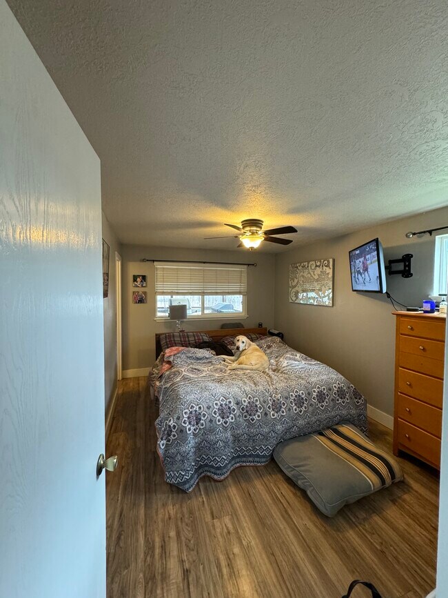 Building Photo - 1405 E Bergeson St