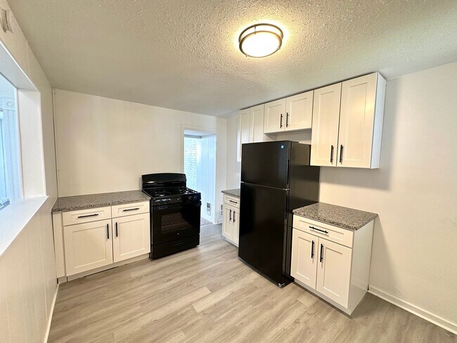 Primary Photo - Renovated 2 Bed, 1 Bath Apartment in Sharp...