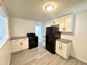 Building Photo - Renovated 2 Bed, 1 Bath Apartment in Sharp...