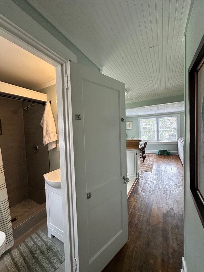 Building Photo - One Bedroom Garage Apartment in 5 Points!!