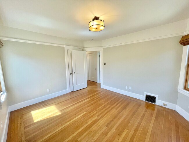 Building Photo - Westwood Park - Stunning 3BR+ / 2 BA Home w/Fabulous Back Yard! - PROGRESSIVE