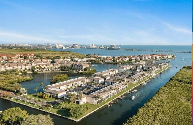 Building Photo - 8811 Bay Pointe Dr