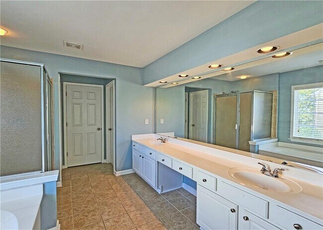 Building Photo - 1215 Clandon Pl