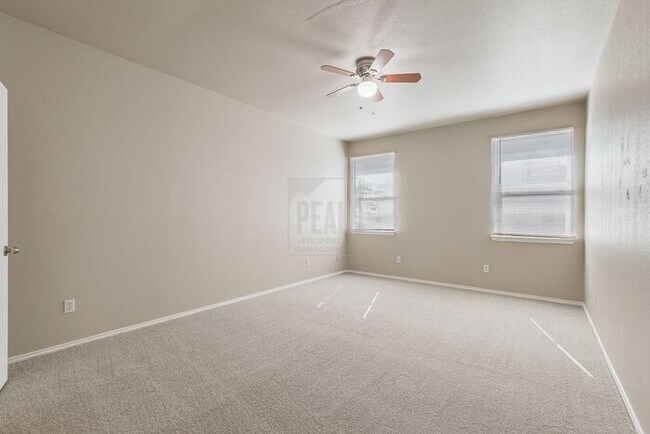 Building Photo - 4 Bedroom/2 Bathroom HOME FOR LEASE! Just ...
