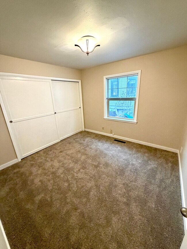 Building Photo - Desired Neighborhood! 3bd 1ba w/new flooring