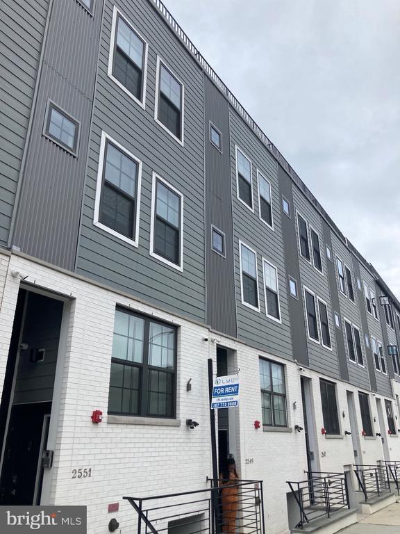 Building Photo - 2551 N Front St