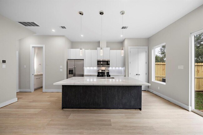 Building Photo - 2304 Hoskins Dr