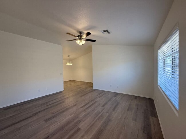 Building Photo - 3 Bedroom 2 Bathroom Home