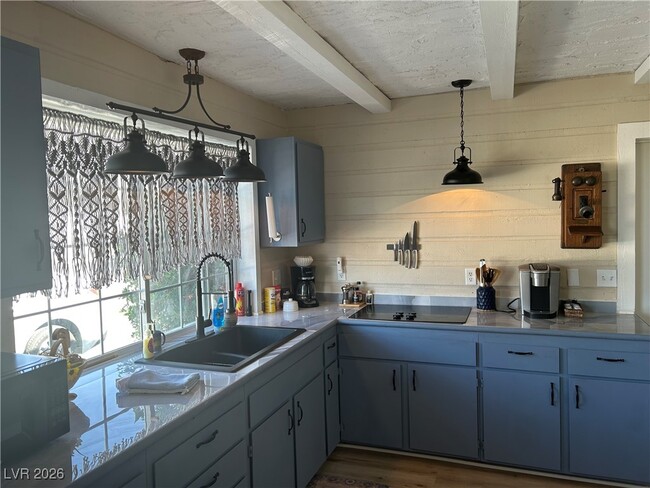 Building Photo - 6889 Beverly Glen Ave