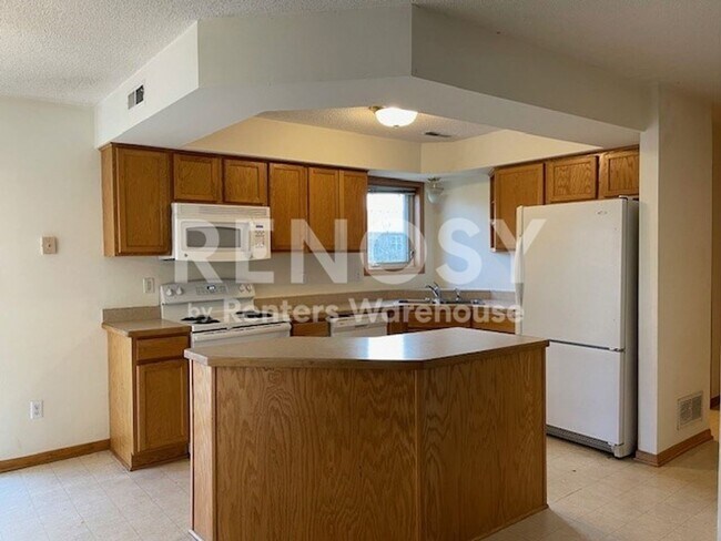Building Photo - Spacious 3 Bedroom 1.5 Bath Townhome in Chisago City