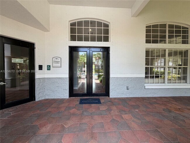 Building Photo - 5016 Lantana Rd