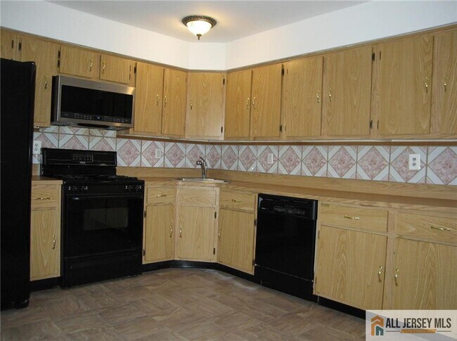 Building Photo - 6107 N Oaks Blvd