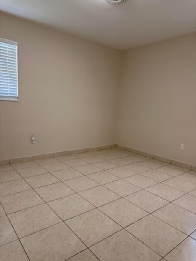 Building Photo - 7500 SW 98th Ct