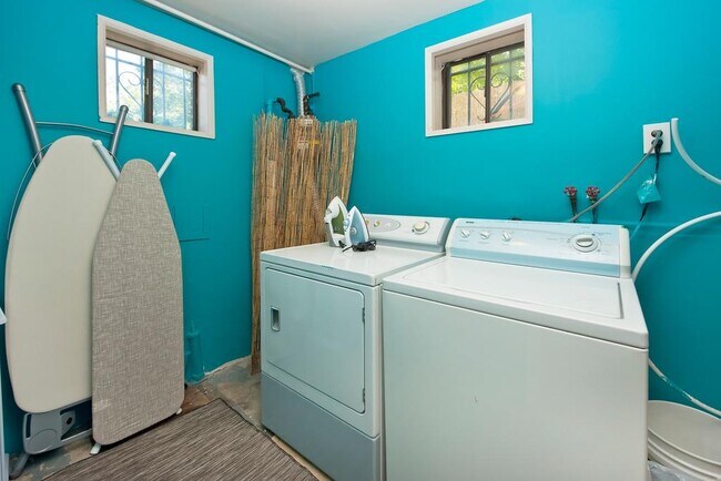 Building Photo - 1 Saddlewood Ct