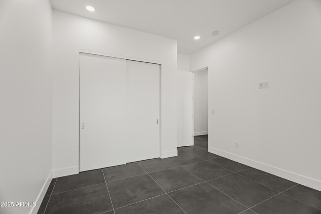 Building Photo - 5156 N 45th Pl