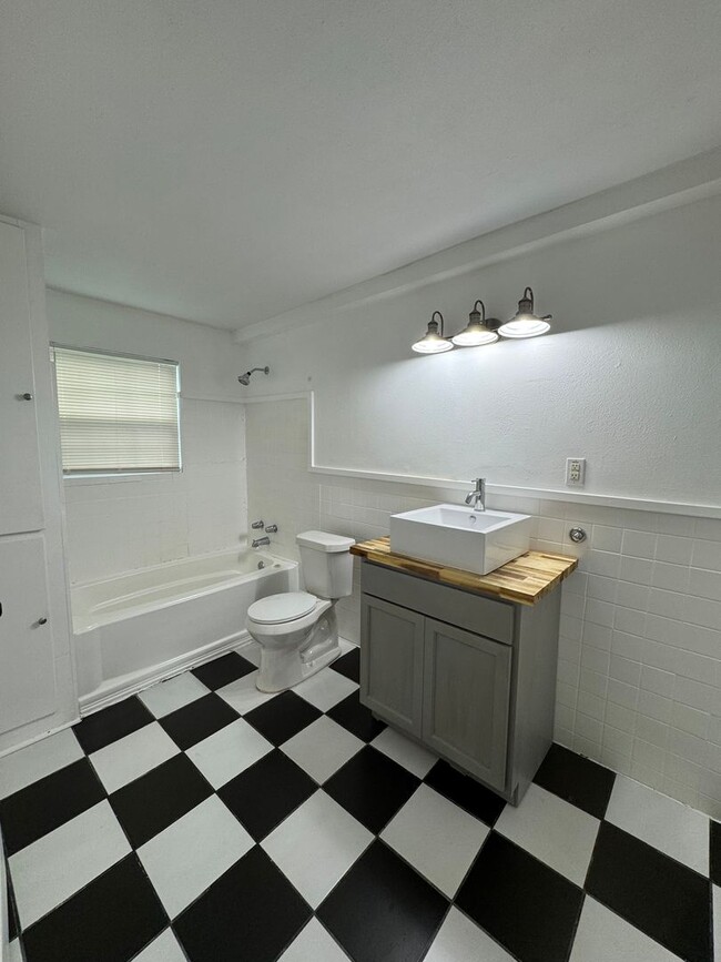 Building Photo - Cute 1/1 Apartment Near Downtown Bryan!